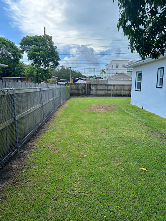 Exterior Side View - $1,200 Per Month Close to Campus!!! Private Furnished Rooms Utilities Included. House