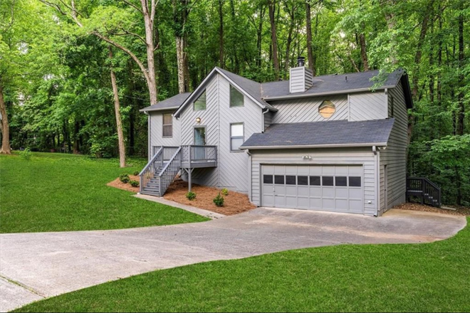 outside view of home, 1811sqft home - 2 MINUTE DRIVE FROM KSU, STUDENT HOUSING- 4053 Maxanne Drive NW House