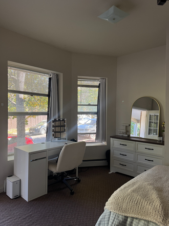 Bedroom - 1044 University Ave Apartments