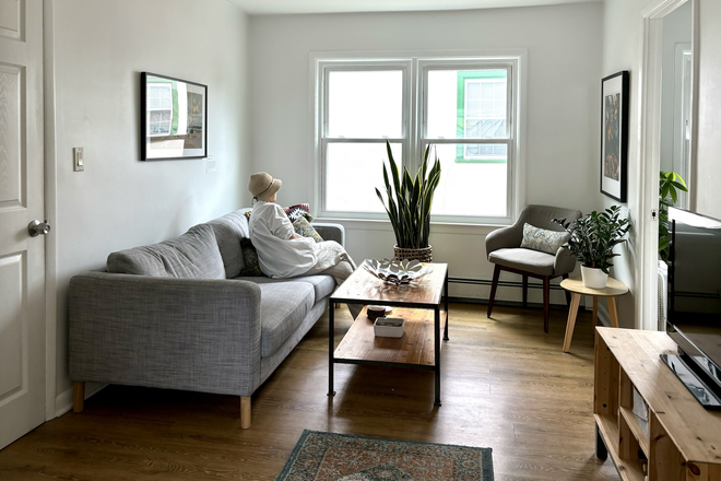 Living room - Room for female-Witherspoon St-Princeton Apartments