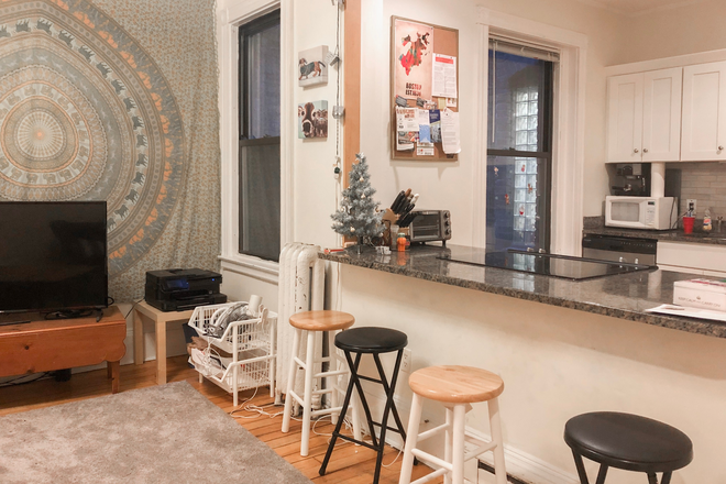 Living Room - Large Columbus 4 Bed 1 Bath on Columbus for September 2026