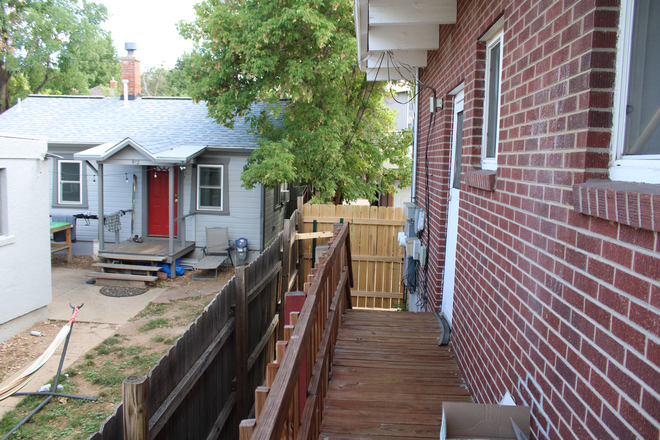 Side yard - House Close to Campus (SubLeasing either full house or room by room)