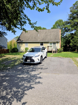 5 car wide driveway/parking on Mews Alley - 5 minute Walk to UMD/Trader Joe's/Whole Foods 3 BR $750/850/950/month House
