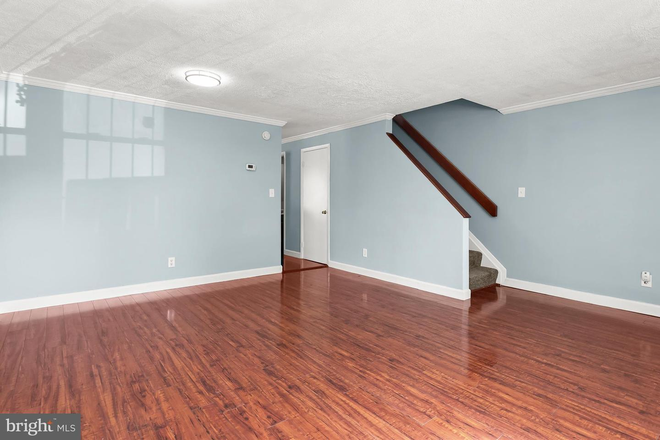family room - Townhouse walking distance to hospital with parking