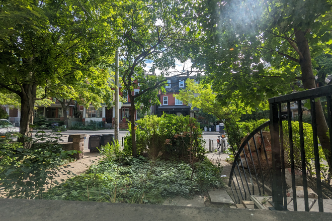 Photo - Spacious 2 Bedroom inside Victorian high ceiling house at St. George + College