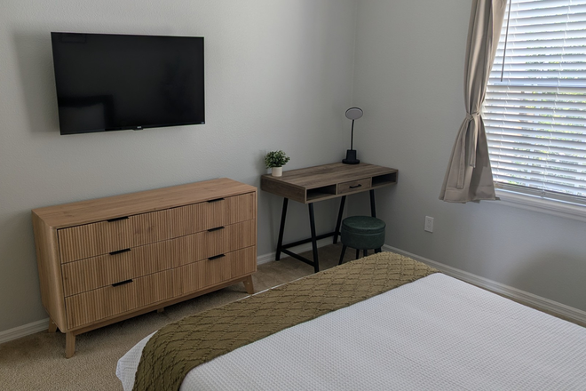 Upper Private Room 2 - Upstairs Double Room Haven with Pool Access in Gated Community Townhome