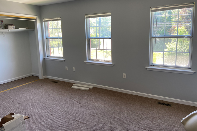 Master Bedroom - Room in Student House Close to Campus~ 1 Rooms Available