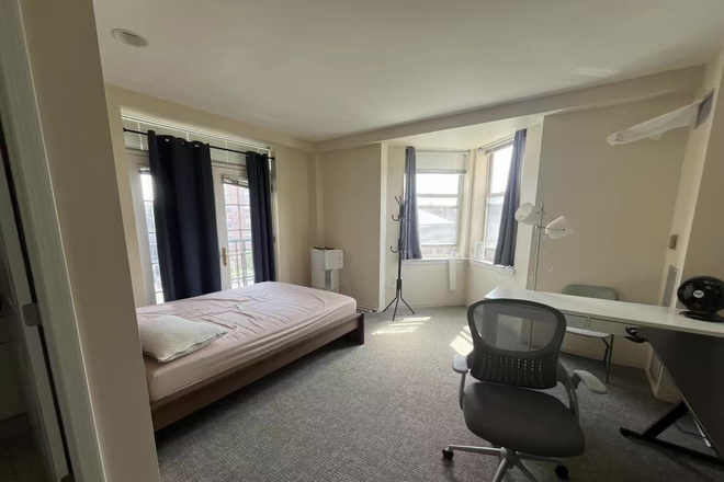 Full view - Landmark Square main bedroom