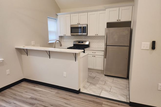 EAT IN KITCHEN - MACBETH Drive LESS THAN 2 MILES TO CAMPUS Duplex