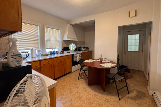 1 - JUNE 2027 | Beautiful Duplex on West Adams St. | 3 Beds, 1 Bath | No Broker Fees | Water Included Duplex