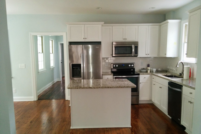 Kitchen with center island - Charming Charleston Single House Apartment SS appliances, HW floor, granite, 2 piazzas, Washer/Dryer