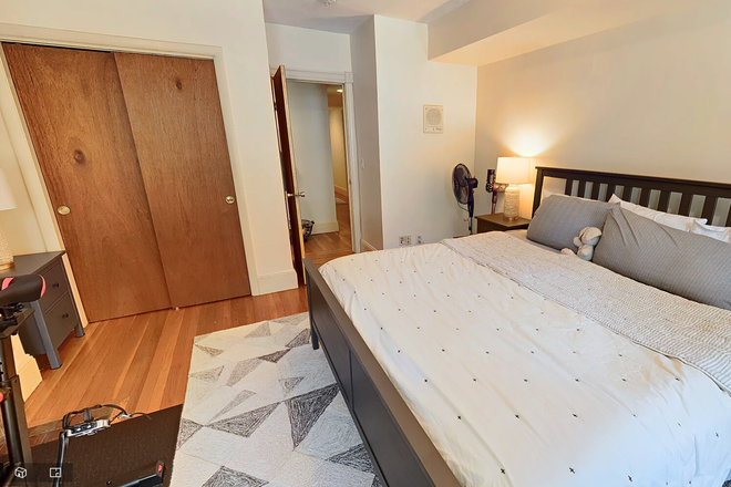 Unit - DELEADED 3 BED 1.5 BATH EAT IN KITCHEN, ONE GARAGE PARKING SPOT!! 9/1 Condo