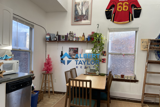Kitchen - Large 2-Floor 5Bed/2Bath Moments from Campus and Greenline