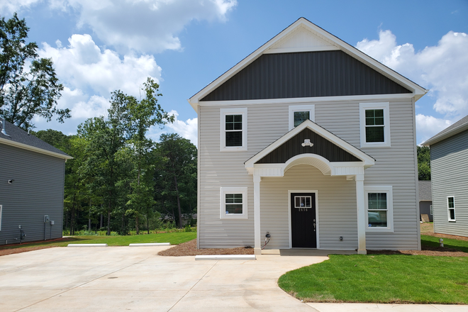 Outside street view - Charlton Farms Luxury Student Homes