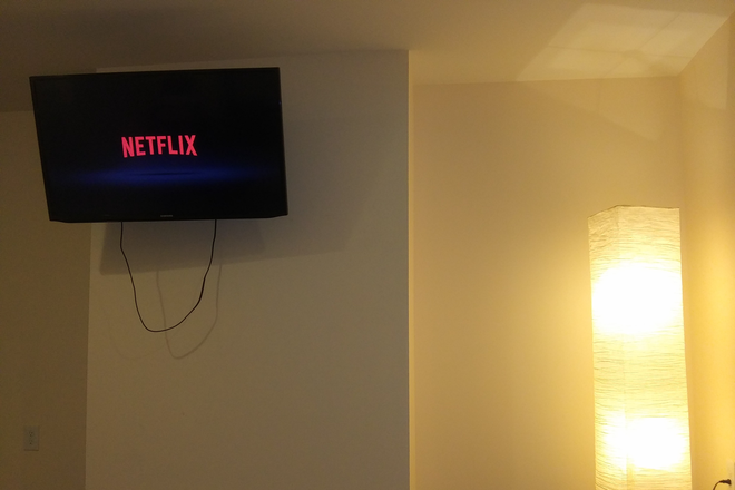 Smart TV, Netflix subscription - Beautiful Cottage close to Hospital Townhome