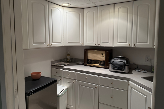 Kitchenette  with electric stove, fridge, microwave oven and air frier - Ideal for responsible graduate student or professional - walk to campus House