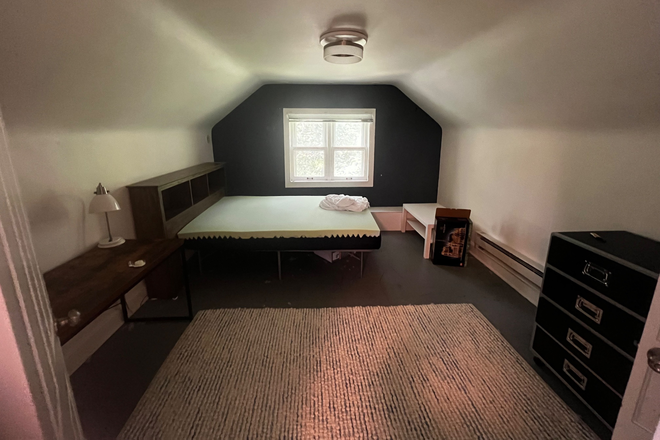 Bedroom - Affordable Room in House Near Campus for Fall Quarter
