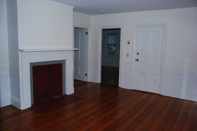 livingroom - Beautiful bright 6 bedroom 2 bath Apartments