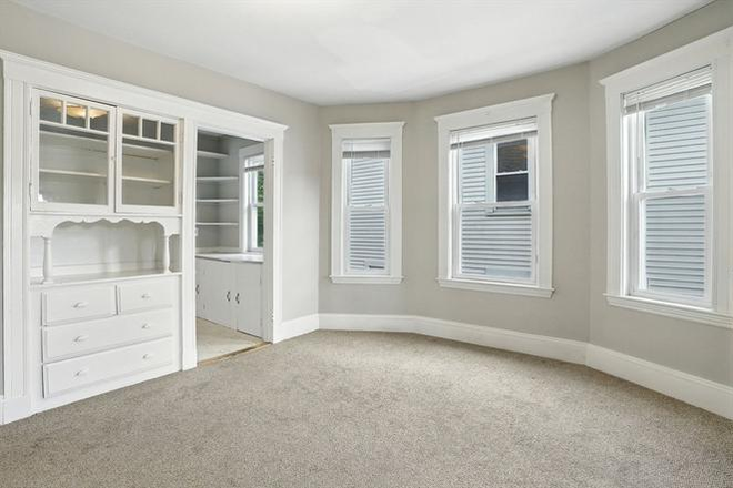 Living room - Must See: 1 BR in 4 BR Condo in Desirable Neighborhood Close to Tufts
