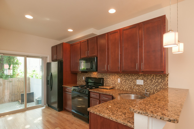 Kitchen - 323 N Wiota Street Apartments