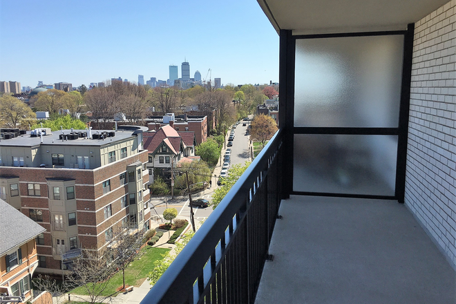 X - COOLIDGE CORNER - 8TH FLOOR - PRIVATE PORCH - CITY VIEWS - ELEVATOR - POOL - GYM - CONCIERGE Condo