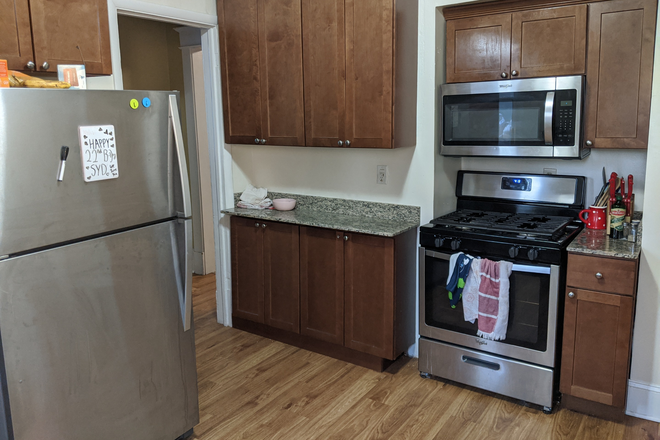 Kitchen - Spacious 5 Bedroom Duplex Just Blocks from Campus!