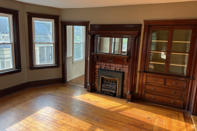 Charming space with modern upgrades - Aug 1- May 31 lease: 3BR/1bath; Walk to Brown, Wayland, Fox Point; updated Victorian charm