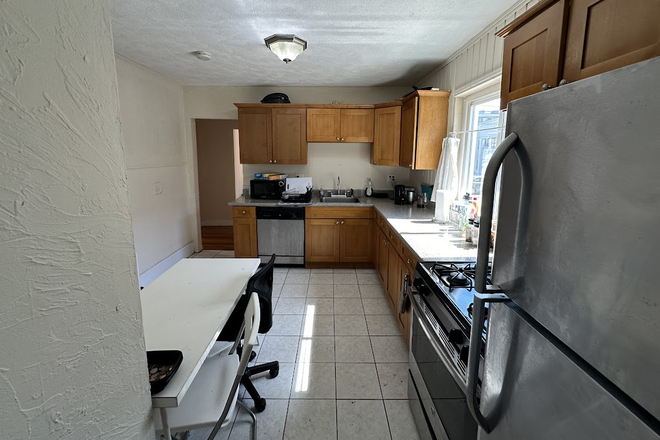 Call NOW for showings! 617-236-8600 - BOSTON AVE - *NO FEE* FLOOR THRU 4BR/1BA NEAR TUFTS FOR *9/1/2026* W/ LNDRY IN BLDNG, EIK, DW, YARD!