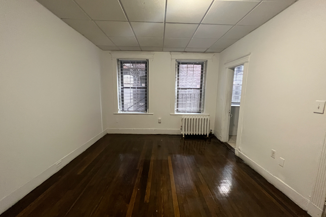 studio - Across from Campus! 2 bedroom split Apartments