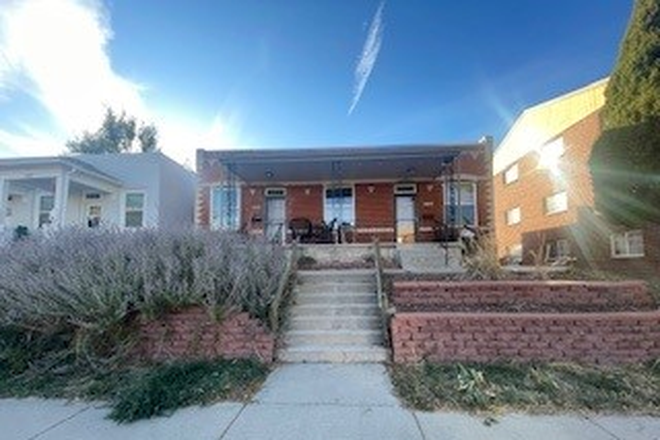 Brick duplex - Large 1 bedroom, brick duplex, with yard and off street parking near mile high stadium Rental