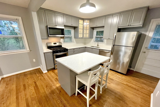 Gourmet kitchen! - 5 BEAUTIFUL BEDROOMS - RECENT RENOVATION - FRONT PORCH - FREE PARKING - FENCED YARD - CLOSE 2 CAMPUS