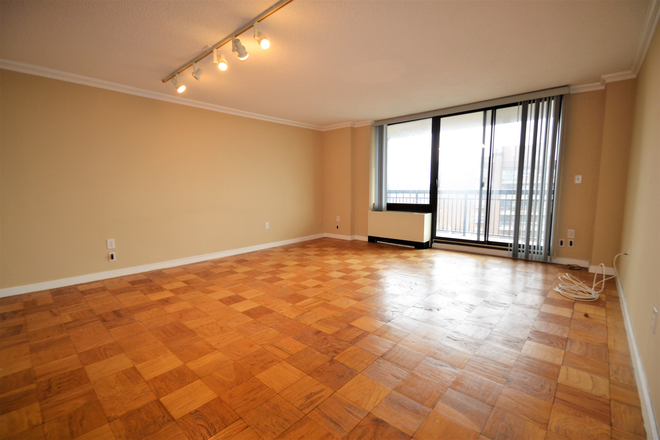 X - COOLIDGE CORNER - 8TH FLOOR - PRIVATE PORCH - CITY VIEWS - ELEVATOR - POOL - GYM - CONCIERGE Condo