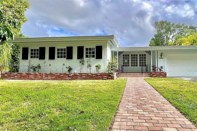 outside - bedroom for rent at tennis court-adjacent house, right next to campus