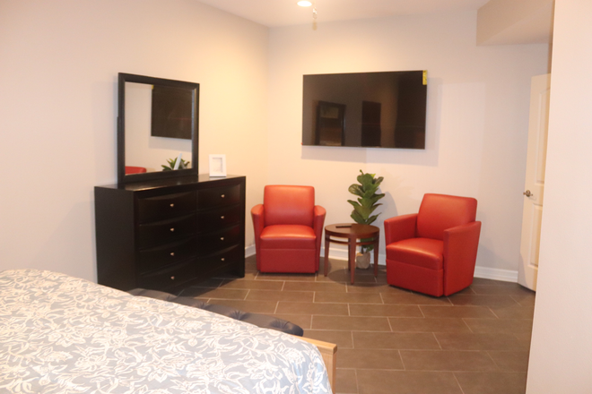 Private King Suite - Sitting Area - THE CHENEVERT - ALL BILLS INCL, FURNISHED, STOCKED KITCHEN, MINUTES TO CAMPUS! Condo