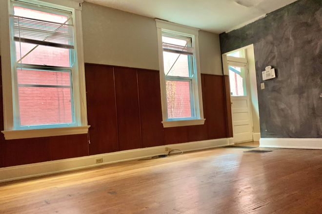 Living Room - Spacious 4 Bedroom house close to campus!