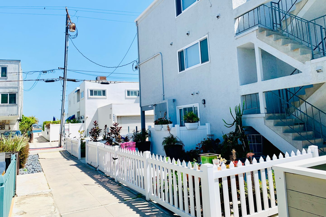  - 1 BED / 1 BATH APARTMENT LOCATED BETWEEN THE BEACH & MISSION BAY! ONLY $2,295/mo!
