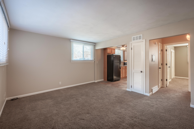 Lots of living space - Gifford Court Apartments - Near Creighton, UNMC Nebraska Medicine, Midtown Omaha!