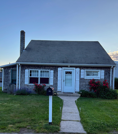 Front of house - Available for group of 4! 4 Bedroom in Beautiful Point Judith! House