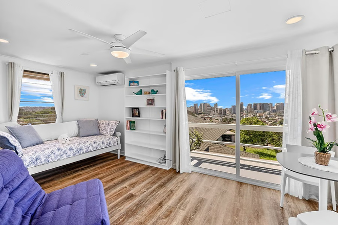 Cottage view - Renovated Cottage, fully furnished with full kitchen, laundry. No smoke/pets. 3 blocks from UH. Apartments