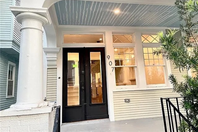 Outside View - 907 Cherokee St Townhome