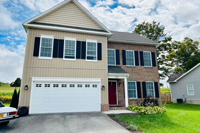  - 4 Bedroom Home with Garage & Convenient access to 460!
