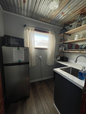 kitchenette - Driftwood Cottage close to the Dahlonega Campus