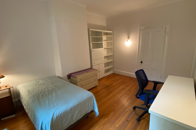 First Floor Bedroom - Spacious Victorian House 1st Floor Room Rental in Amherst, near UMass & Center of Town