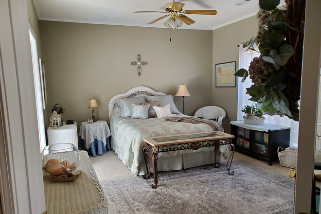 Master Living Space - Sweet Studio En Suite_Available June 1st!