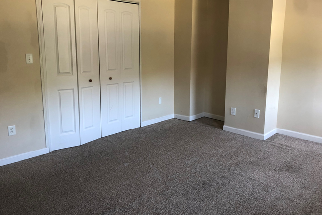 partial bedroom - John Hopkins MC Area on Broadway | Walking Distance to Campus & Medical Center Apartments