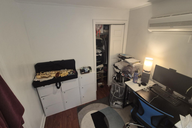Bedroom - Shared 4 bedroom/2 bathroom cottage house close to campus and bus stop