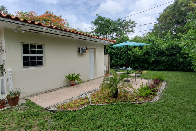 Outside View - Beautiful newly furnished Cottage in Coral Gables. Close to UM. Utilities & parking included. Rental