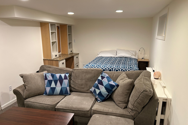 Sleeping and studying area - Safe, Quiet Studio with Washer/Dryer and Free Parking House