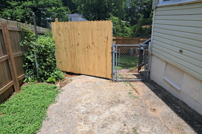 Fully fenced backyard - Refurbished 4/2 house 3 miles from GSU