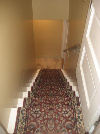 stairway - 6 bedrooms house, minutes walk from campus with free washer&dryer.